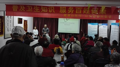 为社区群众做健康宣教