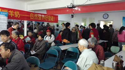 参加活动的社区群众